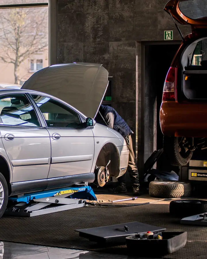 Mechanik MOTOER pracujący przy samochodzie na stanowisku